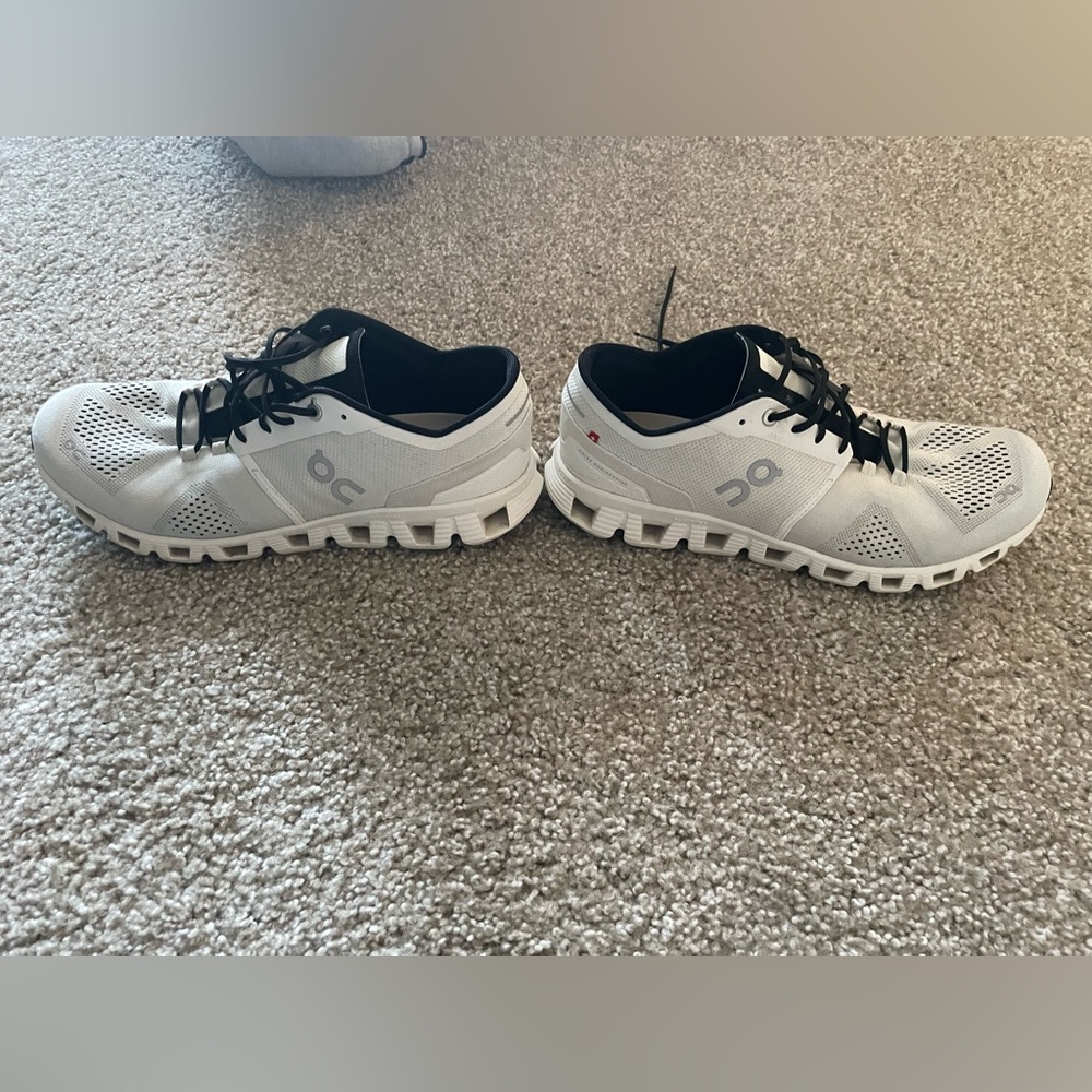 ON RUNNING CLOUD X RUNNING SHOES